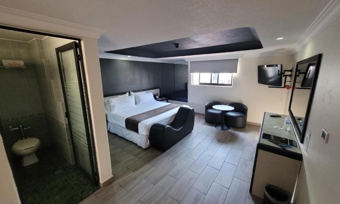 Doctores Hotel | Budget-Friendly Stay at Real La Viga Motel with Restaurant