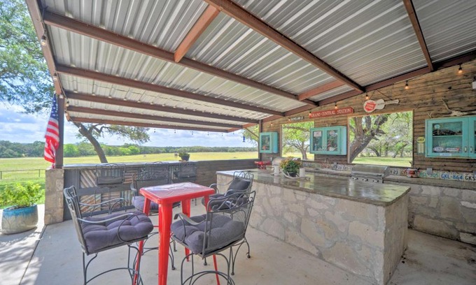 Kendalia House | Relax at Rebel Reindeer Ranch Retreat with Hot Tub & Access
