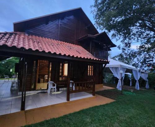 Tres Ranchos House | Pet-Friendly Recanto Áquila: Lakeside Wooden Chalet Escape