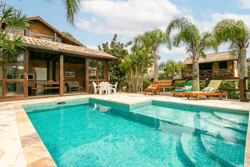 Pinheira House | Discover Recanto das Palmeiras: Pet-Friendly Family Retreat