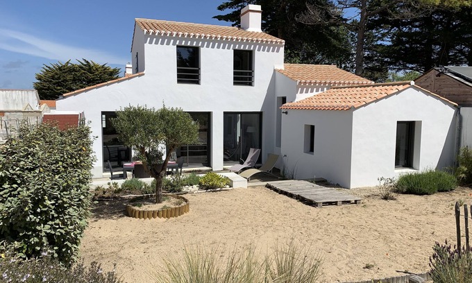 L'Epine House | Modern Retreat Near the Beach with Oceanfront Pool Access