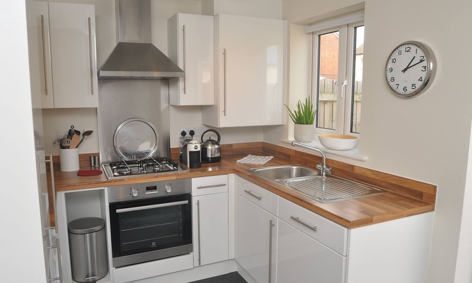 Taunton House | Recently Refurbished 2-Bed House with Garden & Parking