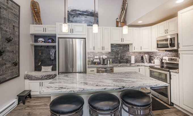 Avon Condo | Recently Renovated Ski Condo by Beaver Creek Shuttle