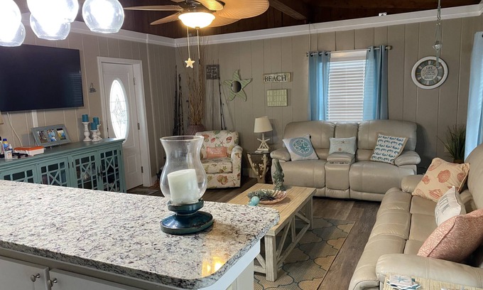 Bel Air Cottage | Beachside Haven: Recently Renovated & Family-Friendly