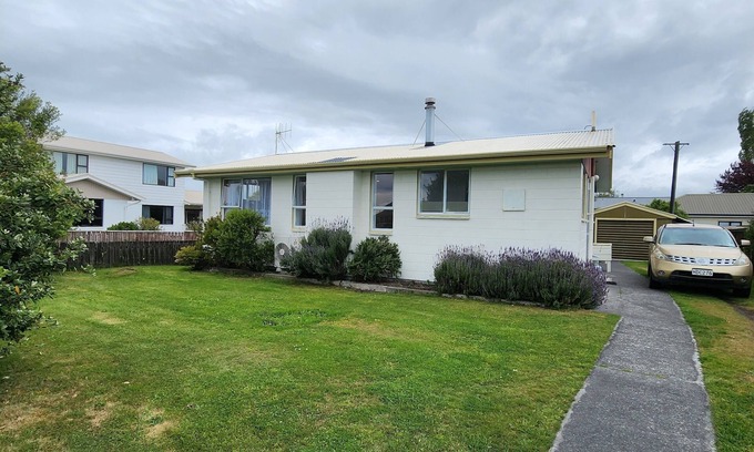 Kaikoura Cottage | Delightful Cottage Stay in Scenic Kaikoura with Breakfast