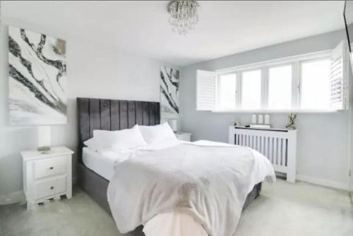 Hatfield House | Modern House by the Train Station - Guest Rated 8.7/10