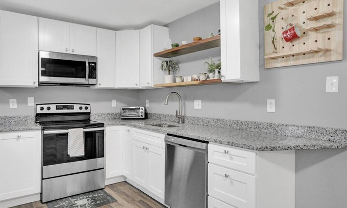 Middletown House | Comfortable Home Near Amenities with Yard & Massage Chair