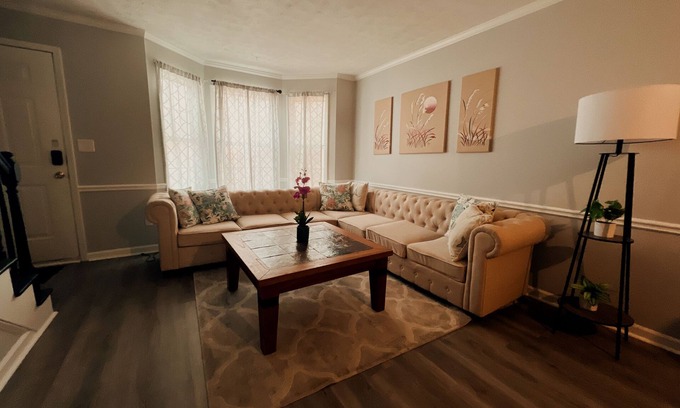 Athens Condo | Renovated Two-Story Condo: Ideal for Families & Pets