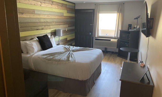 Davenport Apartment | Renovated Retreat Near the Water with Pool and Lake View