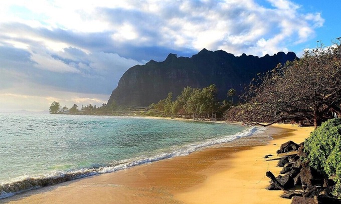 Ka'a'awa House | Peaceful Beach Retreat in a Quiet Community with Ocean View