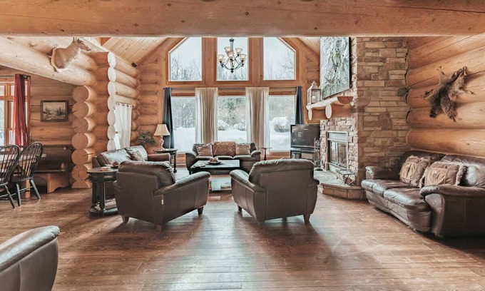 Fiddler Lake Resort Ski Chalet | Relaxing Executive Double #26 with Pool & Hot Tub Retreat