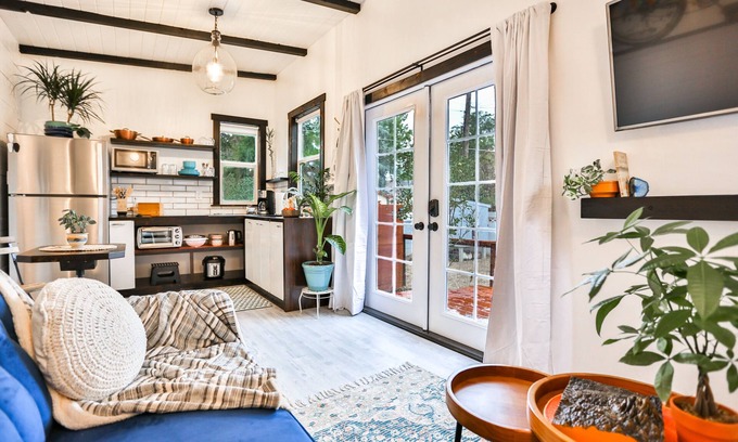 Central Colorado Springs Cottage | Reconnect Downtown at The Golden Egg Cottage - Family Friendly
