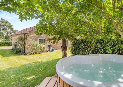 Oxborough House | Relaxing Retreat at Rectory Cottage - Norfolk with Pool & Hot Tub