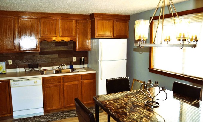 Grand Forks Apartment | Cozy Red 3: Family-Friendly Apartment with Breakfast Included
