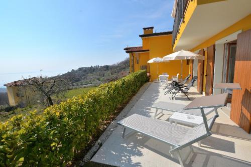 Marciaga Apartment | Family-Friendly Red Apartment in Marciaga di Costermano