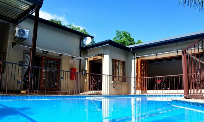 Muckleneuk House | Top-Rated Red Apple Guest House with Pool & Family Amenities