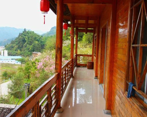 Wulingyuan House | Exceptional Red Apple Inn: Pet Friendly & Family-Oriented