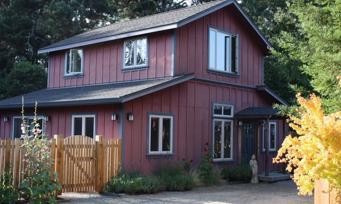 Little River Cottage | Red Barn Retreat: Romantic Cottage by Scenic Hiking Trails