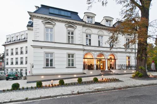 Swidnica Hotel | Explore Red Baron Hotel & Restaurant: Guest Rated 9/10