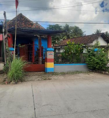 Sumberagung House | Beachfront Red Beach Homestay with Ocean View & Pet Friendly