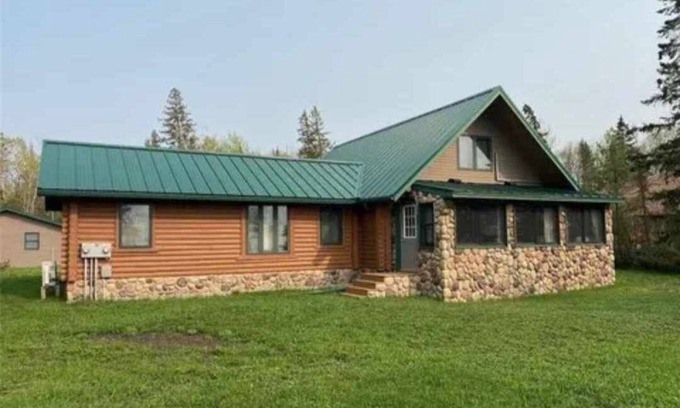 Beltrami County Cabin | Pet-Friendly Red Bear Beach Front Log Cabin with Pool