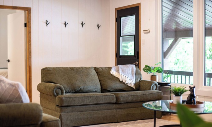 Dysart et al Cottage | Red Berry Lodge - Waterfront & Pet Friendly!
