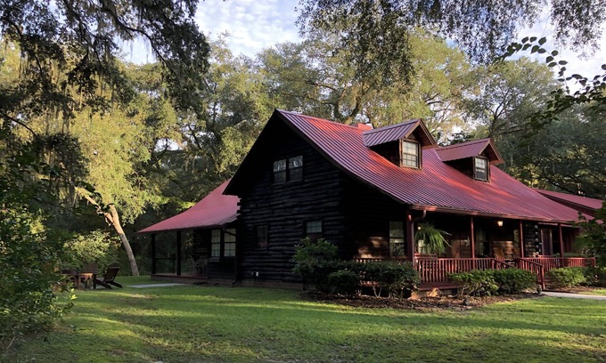 Mayo Cabin | Idyllic Red Bird Cabin: Tranquility by the Suwannee River