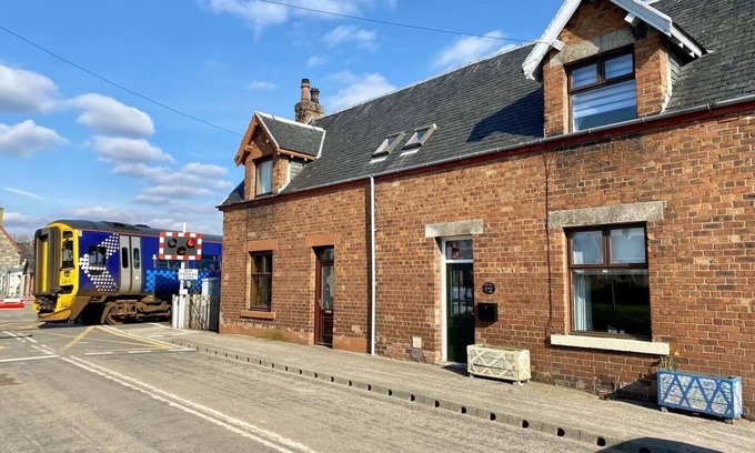 Brora House | Cozy Red Brick Cottage with Oceanfront Views and Amenities