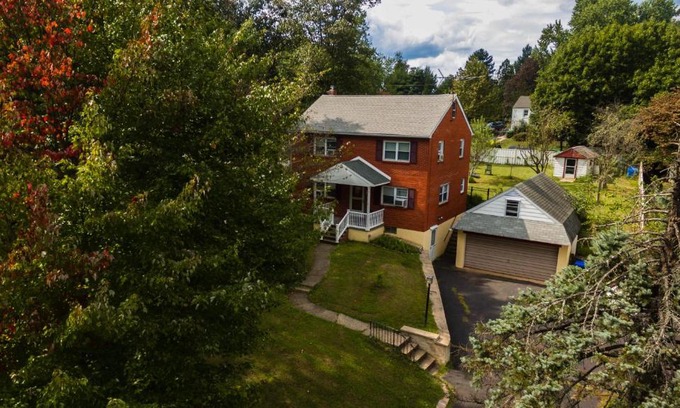 Chalfont House | Cozy Red Brick House: Pet & Child Friendly Retreat