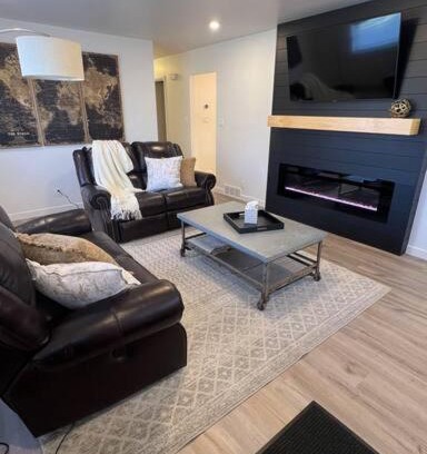 Blackfoot House | Family-Friendly Red Brick Retreat with Guest Rated 9.8