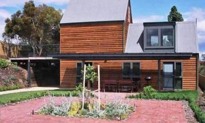 Richmond Cottage | Elegant Red Brier Cottage Accommodation with Breakfast Included