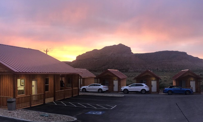 Kanab Hotel | Cozy Red Canyon Cabins: Family-Friendly with Breakfast Included