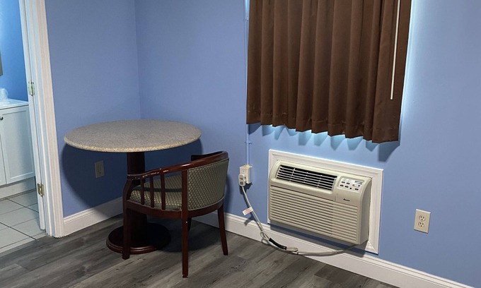 Wrightstown Hotel | Welcoming Red Carpet Inn and Suites with Great Amenities