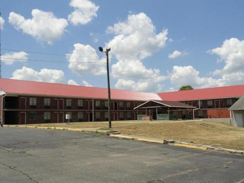 Terre Haute Hotel | Cozy Stay at Red Carpet Inn with Pet-Friendly Amenities