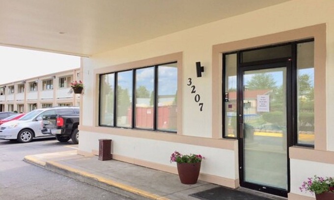 North Chicago Hotel | Budget-Friendly Stay at Red Carpet Inn Great Lakes with Spa