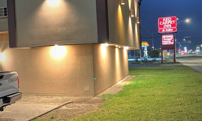 Montgomery Hotel | Budget-Friendly Red Carpet Inn & Suites in Calgary