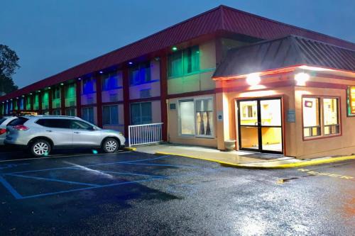 Lima Hotel | Pet-Friendly Red Carpet Inn & Suites in Lima Awaits You