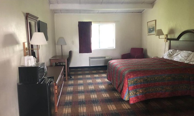 North Syracuse Hotel | Budget-Friendly Stay at Red Carpet Inn Syracuse Airport