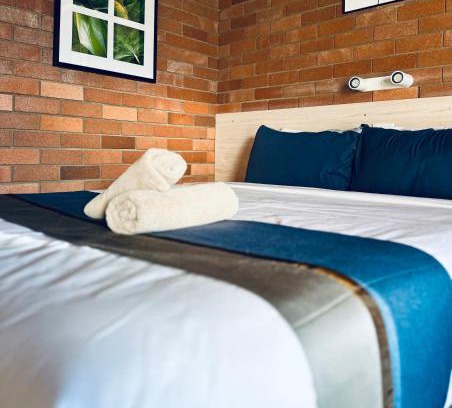 Gunnedah Hotel | Inviting Stay at Red Chief Motel with Pool & Breakfast