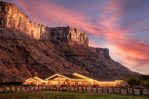 Moab Cabin | Discover Red Cliffs Lodge: Poolside Retreat with Hot Tub