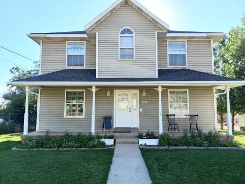 Paragonah Bed & Breakfast | Family-Friendly Getaway at Red Creek Inn and Farm
