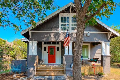 Waco House | Discover Family-Friendly Comfort at Red Door Cottage