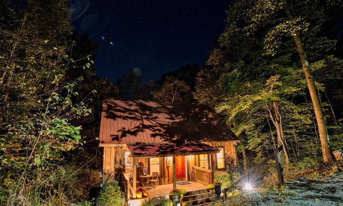Rockbridge House | Romantic Red Door Lake House with Hot Tub & WiFi Retreat