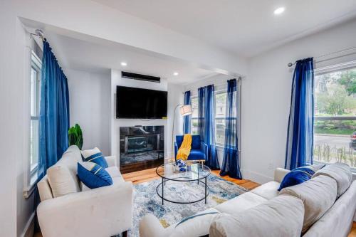 Milton Apartment | Discover the Family-Friendly Red Door Oasis Retreat