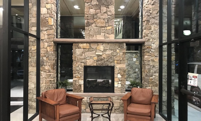 Tusayan Hotel | Red Feather Lodge: Family-Friendly Retreat with Pool & Spa