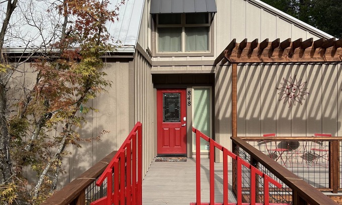 Murphys Cottage | Inviting Red Gate Retreat - Nature Escape Near Main Street