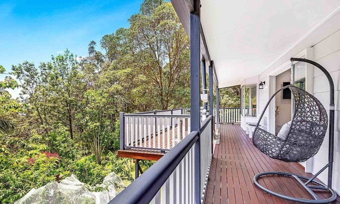Eagle Heights House | Red Gum Cottage: A Tranquil Retreat Among the Trees