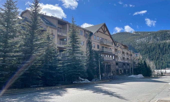 River Run Condo | Red Hawk Lodge: 10/10 Rated with Free Wifi & Garage Parking