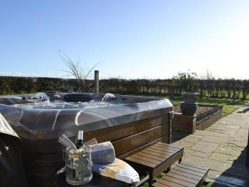 Acklington House | Experience Comfort at Red Hen Cottage - Pet Friendly Retreat