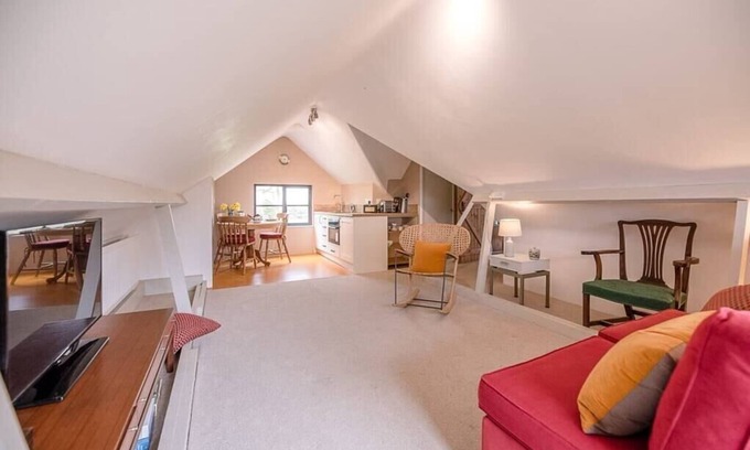 Saxmundham Apartment | Cozy Red House Loft in East Green with Kitchen & Breakfast